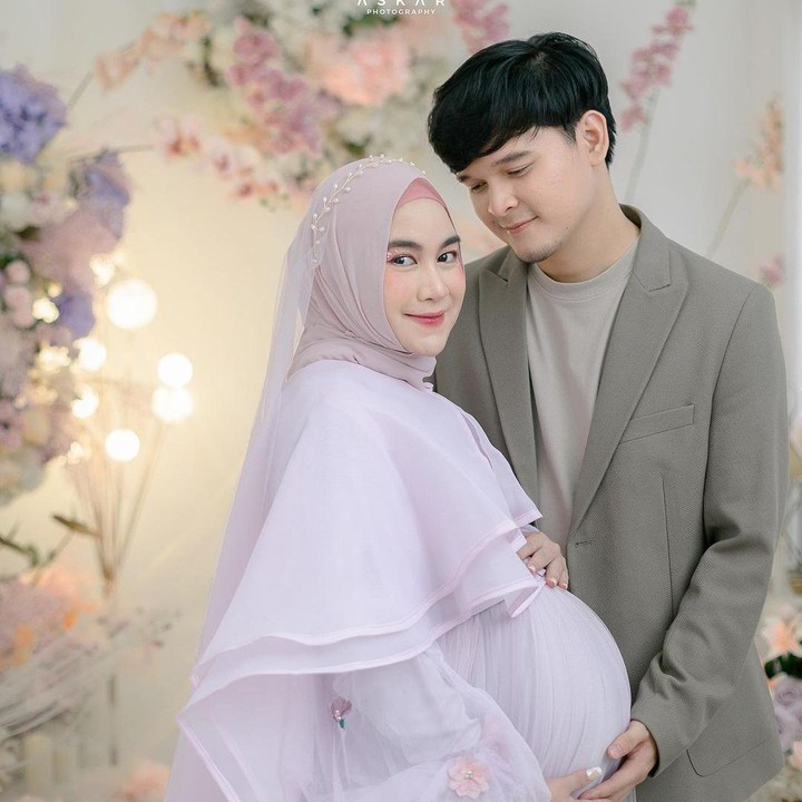 <p>Anisa Rahma mengenakan dress berwarna ungu muda saat mengabadikan momen kehamilan pertamanya, Bunda. Sang suami, Anandito Dwis, terlihat mengenakan baju bernuansa abu-abu. Keduanya melakukan <em>maternity shoot</em> berkonsep sederhana dengan latar dipenuhi bunga berwarna pastel. Foto: Instagram @anisarahma_12</p>