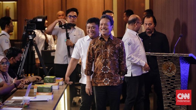 Menteri Kelautan dan Perikanan Sakti Wahyu Trenggono membantah menerima aliran uang terkait kasus dugaan korupsi pengadaan barang dan jasa.