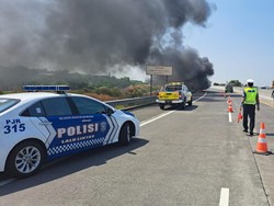 Mitsubishi Grandis Hangus Terbakar di Tol Sumo KM 70