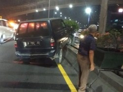 Mobil Nyangkut di Pembatas Tol Wiyoto Wiyono, Lalin ke Cawang Macet