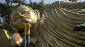 FOTO: Pencucian Patung Buddha Tidur Jelang Hari Raya Waisak