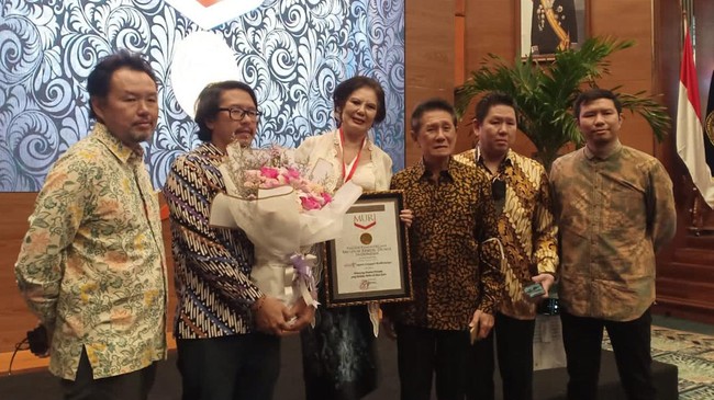 Desainer Agnes Linggar Budhisurya raih penghargaan dari Museum Rekor Indonesia (MURI) sebagai perancang busana pertama yang melukis bebas di atas kain.