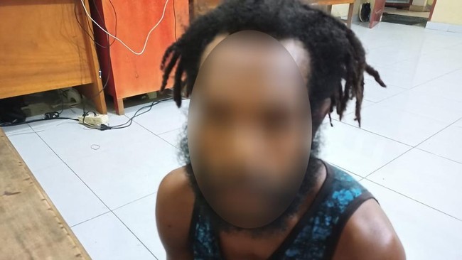 Polda Papua menangkap satu anggota KKB yang sering terlibat kasus di Yahukimo. Busur hingga parang disita polisi.