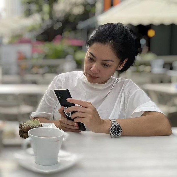 <p>Wanita kelahiran tahun 1977 ini bercerita bahwa ia sudah mengakhiri hubungannya dengan rokok yang telah terjalin selama 26 tahun. Meski ini keputusan berat, Lulu yakin dirinya bisa. (Foto: Instagram: @lutob)</p>