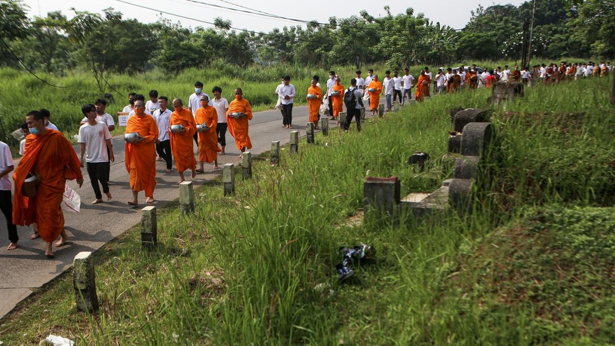 FOTO: Menengok Ritual Pindapata Para Biksu Jelang Waisak