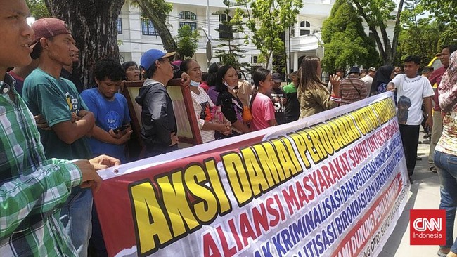 Puluhan massa menggeruduk kantor Gubernur Sumut di Kota Medan, mereka memprotes langkah Jokowi cawe-cawe untuk Pilpres 2024.