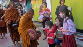 FOTO: Menengok Ritual Pindapata Para Biksu Jelang Waisak