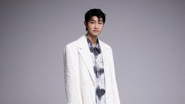 img-title Klarifikasi Song Joong Ki soal Pernyataan Karier Aktor Meredup Usai Menikah