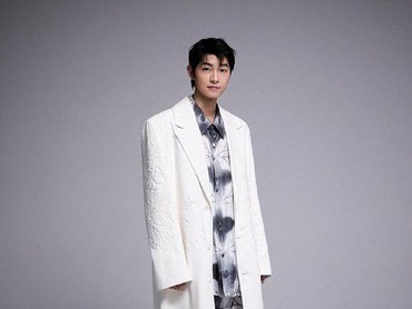img-title Klarifikasi Song Joong Ki soal Pernyataan Karier Aktor Meredup Usai Menikah