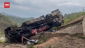 VIDEO: Bus Peziarah Jatuh Ke Jurang Akibat Kelebihan Muatan, 10 Tewas