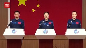 VIDEO: Tiongkok Kirim Astronout Sipil Pertamanya ke Luar Angkasa