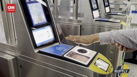 VIDEO: Bayar Tiket Kereta Metro Beijing Cukup Pindai Telapak Tangan