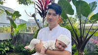 7 Potret Gaya Ayah Seleb Aditya Zoni Momong Anak, Bikin Gemas Netizen