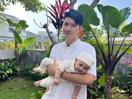 7 Potret Gaya Ayah Seleb Aditya Zoni Momong Anak, Bikin Gemas Netizen