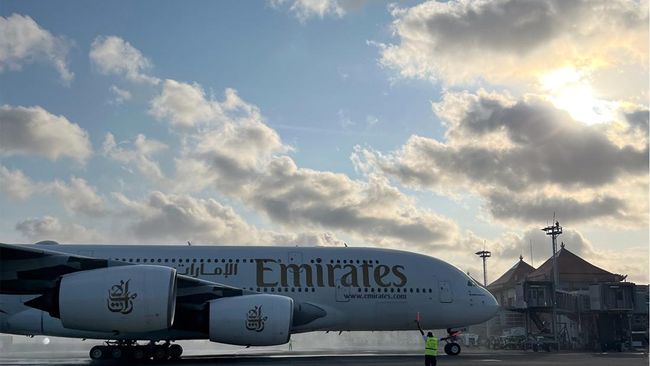 Pesawat terbesar di dunia AirbusA380-800 milik maskapai penerbangan Emirates mendarat di Bandara Internasional I Gusti Ngurah Rai Bali pada Kamis (1/6).