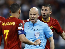 Anthony Taylor Digeruduk Fans Roma di Bandara