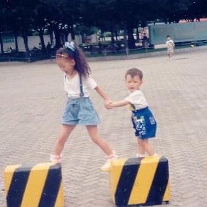 Belum lama ini Gia Kim membagikan potret dirinya ketika bermain bersama Sang Heon Lee di masa kecil mereka melalui akun Instagramnya untuk mengucapkan selamat ulang tahun pada saudara laki-lakinya tersebut yang lahir pada 21 Mei 1996./ Foto: instagram.com/thisisgiakim