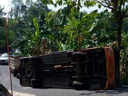 Bus Pariwisata Terguling di Jalur Wisata Pantai Ngrenehan Gunungkidul