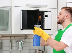 Gampang! Begini Cara Bersihkan Microwave Pakai Cuka Putih