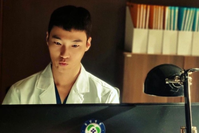 Di tahun yang sama ketika ia memulai karier sebagai model, Lee Hongnae juga mendapat peran kecil dalam film 'Fire in Hell'./ foto: instagram.com/hongnaelee