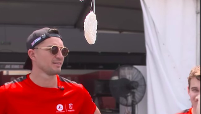 Dua pembalap Avalanche Andretti Formula E Jake Dennis dan David Beckmann girang saat jajal lomba makan kerupuk di Sirkuit Ancol jelang Formula E Jakarta.
