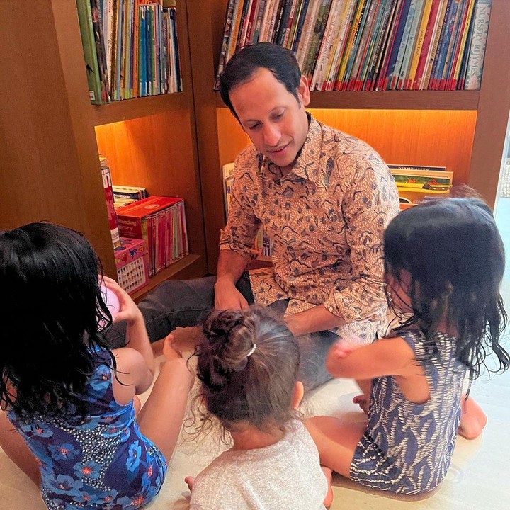 <p>Namun, tidak hanya mengajarkan pengetahuan atau sejarah melalui buku saja, Nadiem pun mengajak anak-anaknya ke museum, lho. (Foto: Instagram@frankamakarim)</p>
