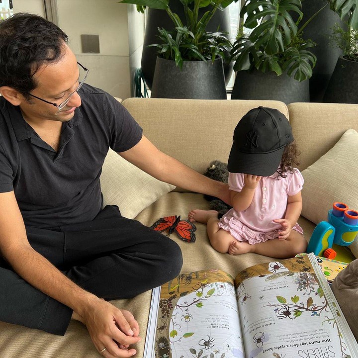 <p>Di tengah kesibukannya sebagai seorang menteri, Nadiem tetap meluangkan waktu untuk keluargnya, Bunda. Frank pun sering mengunggah potret Nadiem bersama ketiga anaknya ketika membaca buku. (Foto: Instagram@frankamakarim)</p>