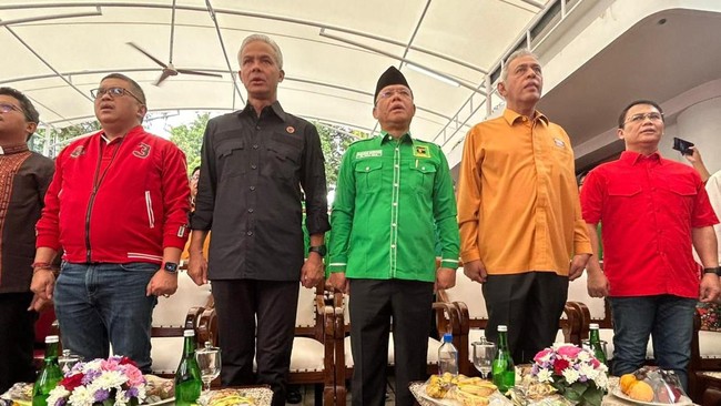 Massa pendukung berebut bersalaman dengan Ganjar Pranowo saat datang ke peresmian rumah relawan di Menteng, Jakarta Pusat.