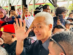 Ganjar Tiba di Rumah Pemenangan Pilpres, Disambut Palang Pintu