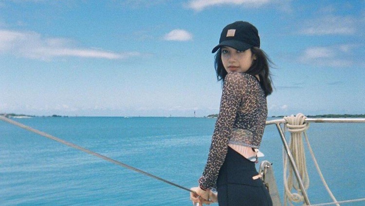 Gaya Lisa BLACKPINK Liburan ke Pantai, Takut Pakai Bikini karena Ibunya