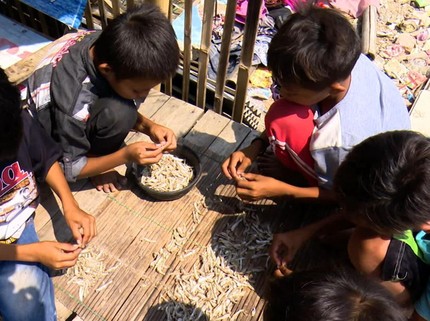Kisah Anak Pesisir Hidup dari Ikan Asin untuk Beli Beras