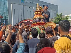 Keseruan Warga Kota Blitar Berebut Gunungan Hasil Bumi di Gerebek Pancasila