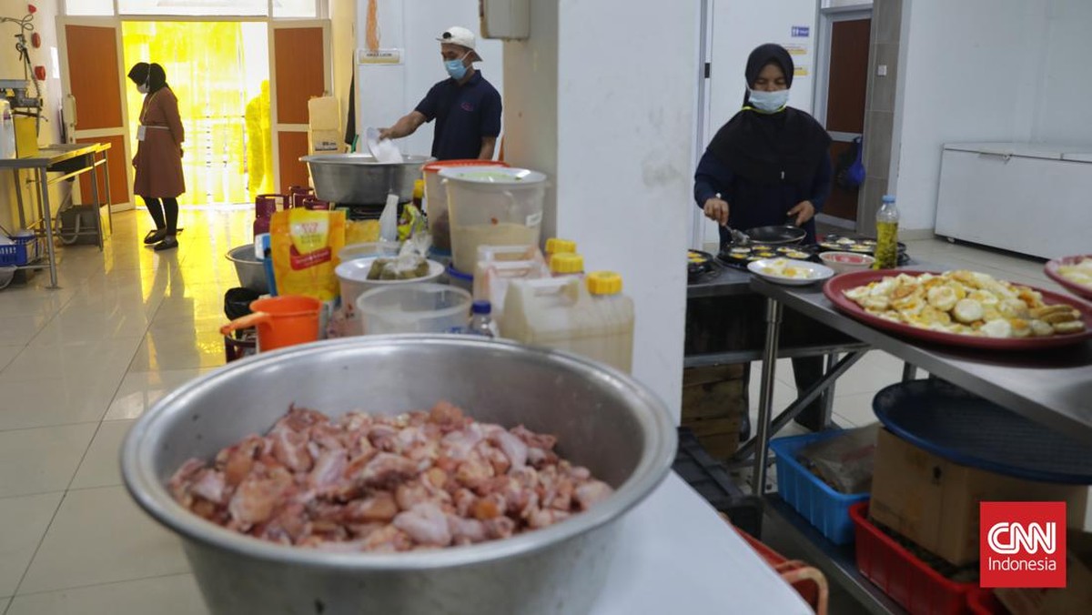 FOTO: Kesibukan Dapur Katering Asrama Haji Embarkasi Jakarta-Bekasi