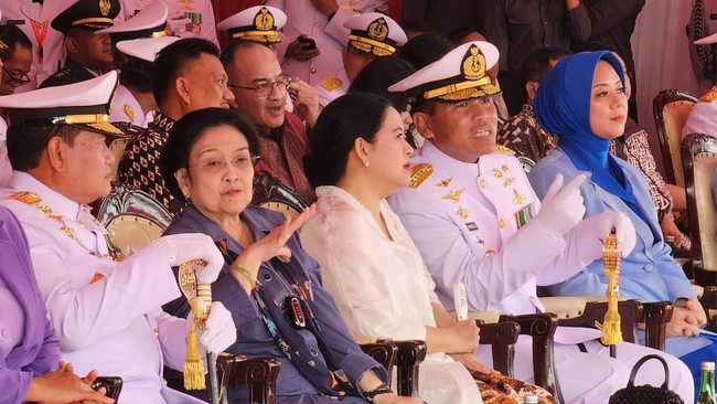 Megawati mengaku penasaran titik salah yang membuat persoalan di Papua tak beres-beres. Dia juga mengungkit dirinya paham karena pernah jadi presiden.