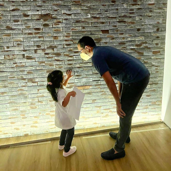 <p>Hal itu dimaksudkan untuk menambah wawasan dan mendorong rasa ingin tahu mereka yang akan berpengaruh bagi tumbuh kembang ketiga anaknya. "Selain untuk menambah wawasan, mengunjungi museum juga dapat mendorong rasa ingin tahu yang akan sangat berpengaruh bagi proses tumbuh kembang anak-anak," tulis Nadiem. (Foto: Instagram@nadiemmakarim)</p>