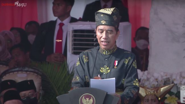 Presiden Joko Widodo (Jokowi) memimpin upacara Hari Kelahiran Pancasila di Monas, Kamis (1/6) dengan memakai pakaian adat Kesultanan Deli.