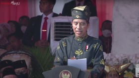 Jokowi Pimpin Upacara Harlah Pancasila Pakai Baju Adat Kesultanan Deli