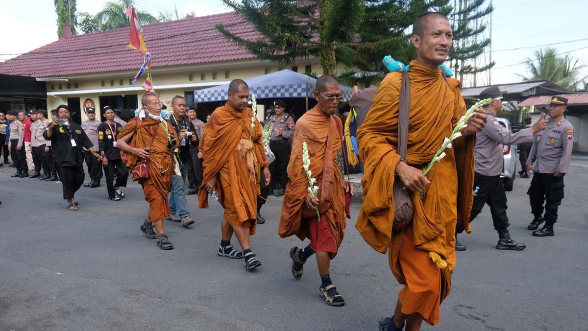 Kisah Perjuangan Biksu Thudong 4 Bulan Jalan Kaki Thailand-Borobudur