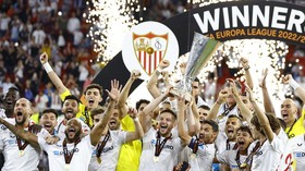 FOTO: Sevilla 'Raja' Liga Europa, Air Mata untuk Roma