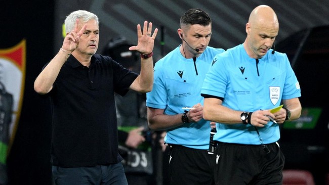 UEFA mengumumkan Jose Mourinho mendapat hukuman di kompetisi klub Eropa setelah melontarkan ucapan kasar pada wasit Anthony Taylor usai final Liga Europa.