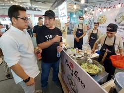 Antusias Penggemar Mi Serbu Tirta Lie Noodle Festival di Bandung