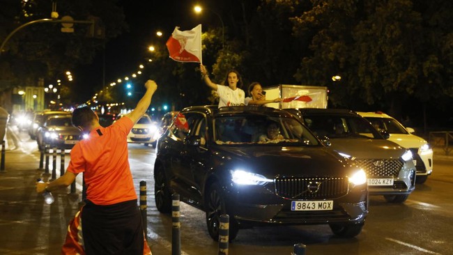 FOTO: Suporter Tumpah ke Jalan Usai Sevilla Juara Liga Europa