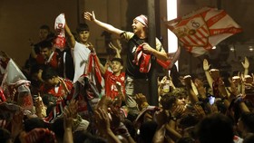 FOTO: Suporter Tumpah ke Jalan Usai Sevilla Juara Liga Europa