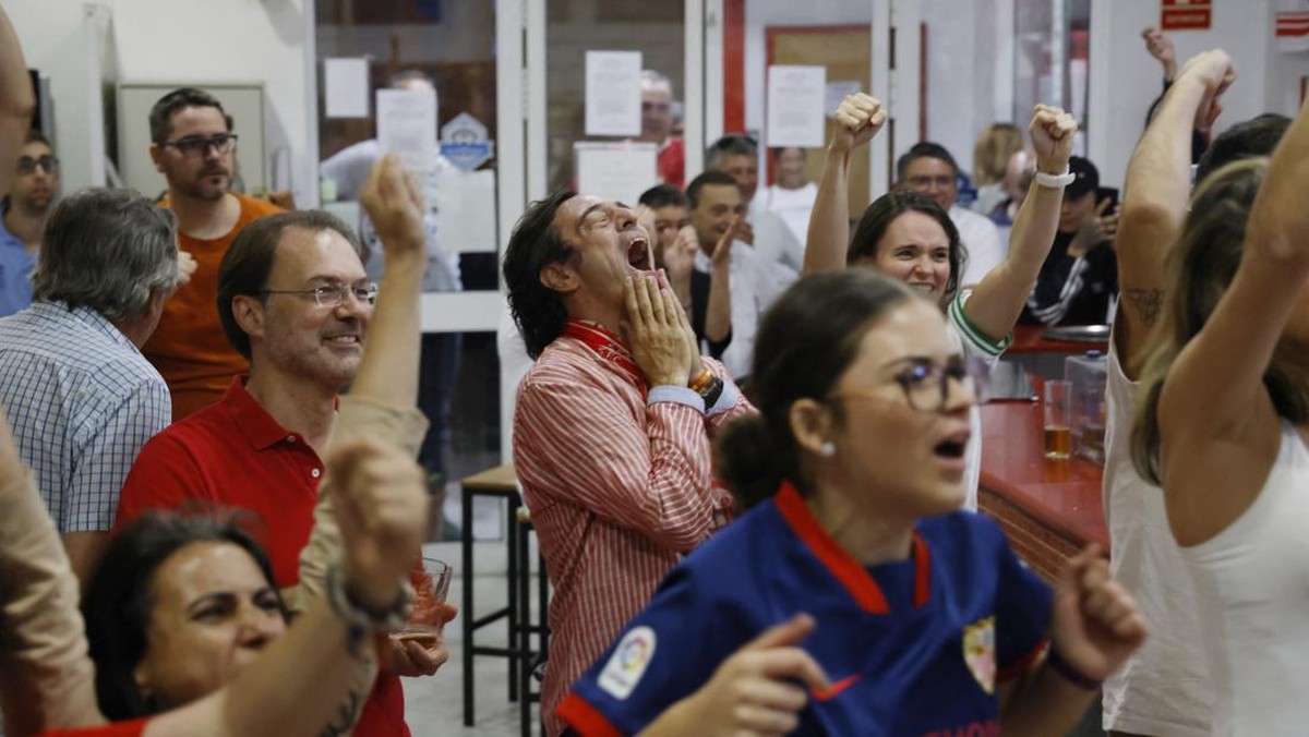 FOTO: Suporter Tumpah ke Jalan Usai Sevilla Juara Liga Europa