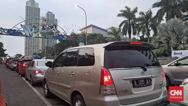 Di hari pertama long weekend, antrean mobil tampak mengular masuk kawasan Ancol, Jakarta Utara, Kamis (1/6)