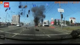 VIDEO: Rudal Rusia Jatuh di Samping Mobil Yang Sedang Melaju
