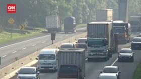VIDEO: Libur Panjang di Awal Bulan, Tol Cipularang Arah Bandung Padat