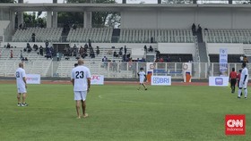 Momen Kocak 4 Legenda di Jakarta: Veron Nyeker, Abidal Pinjam Sepatu