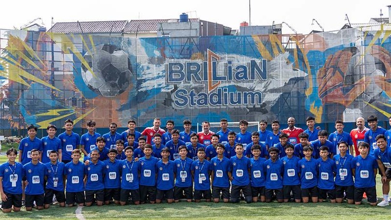 Sepak bola merupakan olahraga yang bisa dinikmati oleh seluruh golongan rakyat Indonesia.