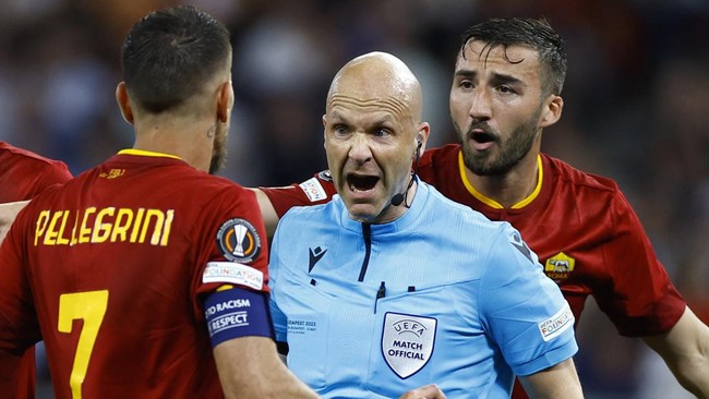 Wasit Anthony Taylor dan keluarga menjadi korban pelecehan fans AS Roma di Bandara Budapest menyusul kekalahan dari Sevilla di final Liga Europa 2023.